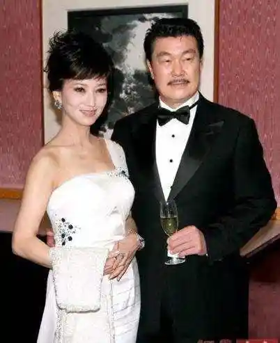 当年的赵雅芝曾是众多宅男的梦中情人,事业道路发展的风生水起,但感情