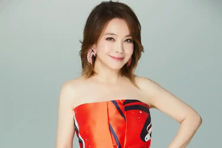 辛晓琪最新写真曝光 浅笑安然绽放春日魅力