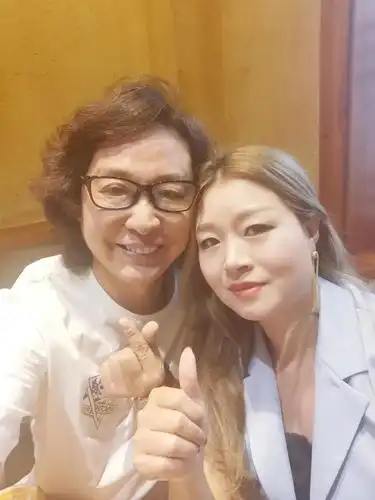 著名歌手谢军《阿哥阿妹》助力贵州教育事业