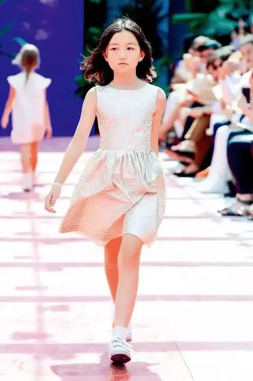 王菲18岁女儿李嫣晒自拍:画烟熏妆看不出"兔唇",变成高级脸!