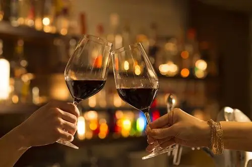 为什么喝酒之前需要碰杯?