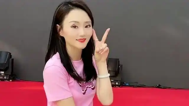 贵州二小姐性格活泼,唱歌一点也不输给专业歌手,不做作没架子非常接地