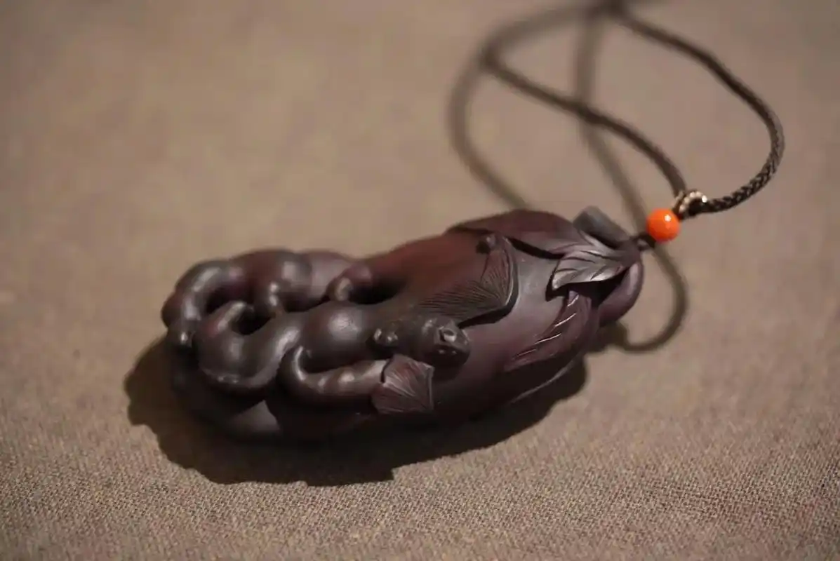 带蝙蝠图案的是手把件,是红木雕刻的常见图案,雕刻者通过刻画不 - 抖