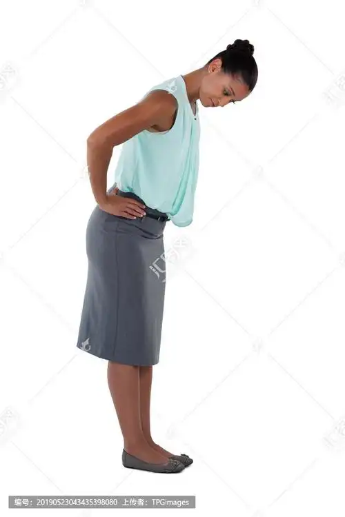 女商人弯腰俯视