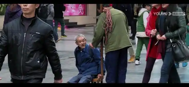 《最后的棒棒》豆瓣评分9.7,退伍军官潜藏贫民窟,撕开残酷现实