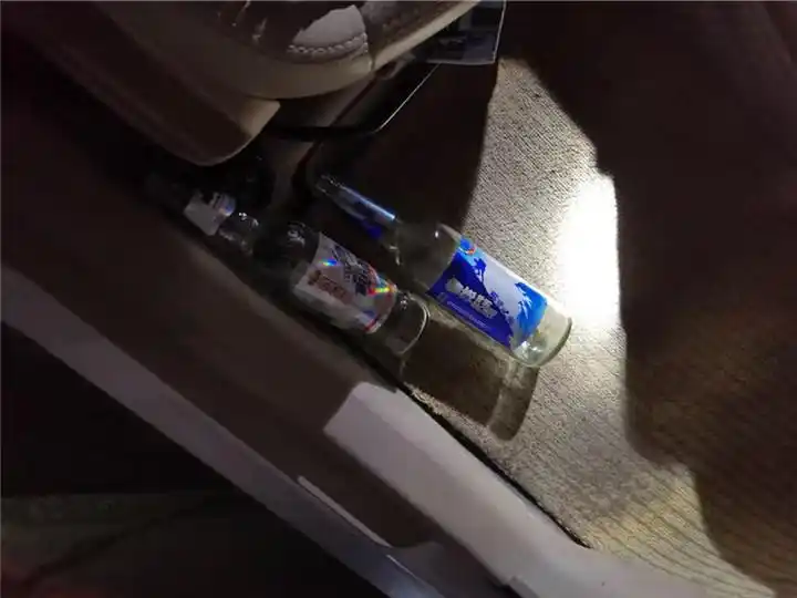 3mg/100ml,黄某属于醉酒状态.在黄某车上,交警找到了两个空酒瓶.